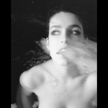 Photographie intitulée "Smoking away" par Clara Diebler, Œuvre d'art originale, Photographie argentique
