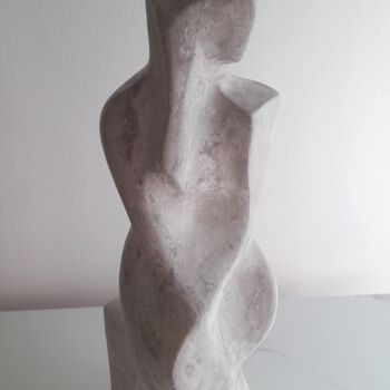 Skulptur mit dem Titel "Seated Figure" von Clark Camilleri, Original-Kunstwerk, Zement