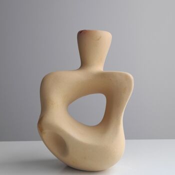 Скульптура под названием "Bust" - Clark Camilleri, Подлинное произведение искусства, Камень