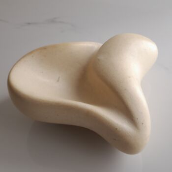 Скульптура под названием "Daphne" - Clark Camilleri, Подлинное произведение искусства, Камень