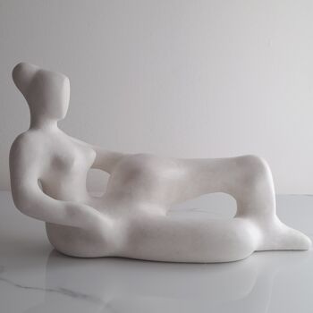 Skulptur mit dem Titel "Woman in Repose" von Clark Camilleri, Original-Kunstwerk, Beton