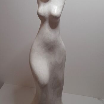 Sculptuur getiteld "Donna Bianca" door Clark Camilleri, Origineel Kunstwerk, Beton