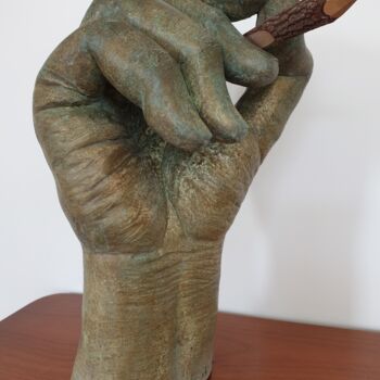 Escultura titulada "Sculpture main en a…" por Claude Adda, Obra de arte original, Arcilla