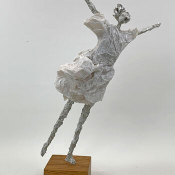 Скульптура под названием "Tänzerin" - Claudia König, Подлинное произведение искусства, Папье-маше