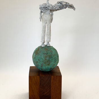 Скульптура под названием "They put a man on t…" - Claudia König, Подлинное произведение искусства, Папье-маше