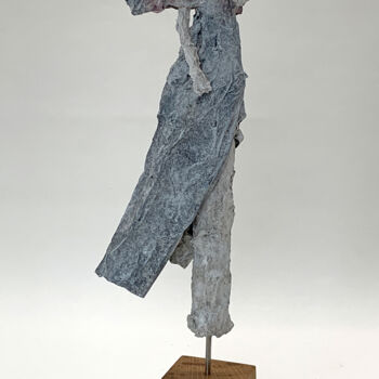 Sculpture intitulée "woman in the wind" par Claudia König (koenigsfigurine), Œuvre d'art originale, Papier mâché