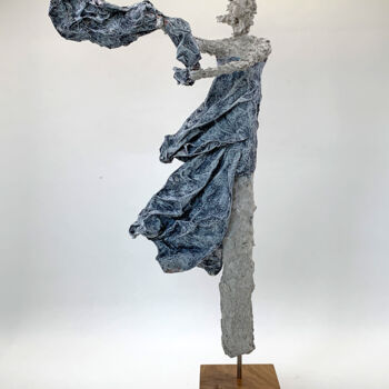 Sculpture intitulée "Woman in the wind I…" par Claudia König (koenigsfigurine), Œuvre d'art originale, Papier mâché
