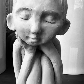 Skulptur mit dem Titel "“Dormia tão sossega…" von Claudia Marques, Original-Kunstwerk, Ton