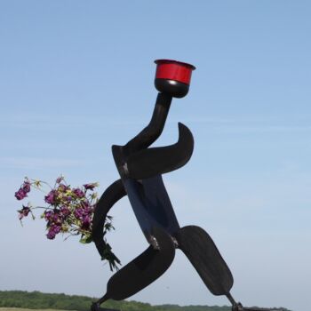 Escultura titulada "Red hat walker" por Clive Manuel, Obra de arte original, Metales