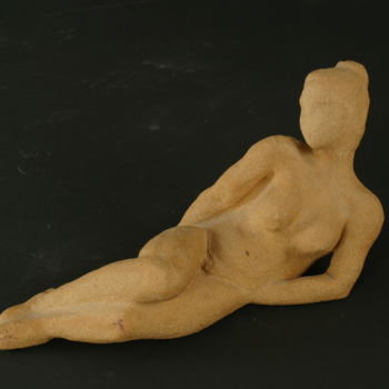 Sculpture titled "petite femme allong…" by Colette Jotterand-Vetter, Original Artwork, Terra cotta