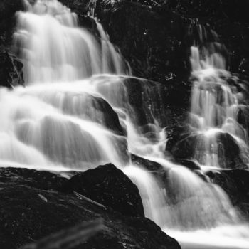 Fotografie mit dem Titel "Waterfall BW" von Lucas Dias, Original-Kunstwerk