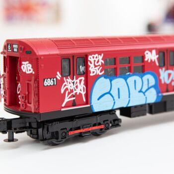 Sculpture intitulée "NYC Red Train" par Cope2, Œuvre d'art originale, Plastique