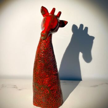 Sculpture intitulée "Girafe rouge" par Corinne Jeanjean, Œuvre d'art originale, Terre cuite