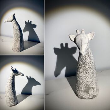Skulptur mit dem Titel "GIRAFE blanche" von Corinne Jeanjean, Original-Kunstwerk, Terra cotta