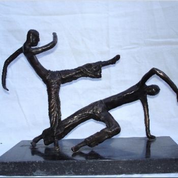 「Capoeira duel -1」というタイトルの彫刻 N.C.J. Stamによって, オリジナルのアートワーク, キャスティング