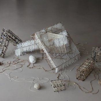 Aufbau mit dem Titel "la-traversee-1-min.…" von Coco Vewenda, Original-Kunstwerk, Kunstinstallation