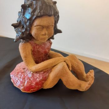 Sculpture titled "petite fille assise…" by Christine Delafont, Original Artwork, Ceramics