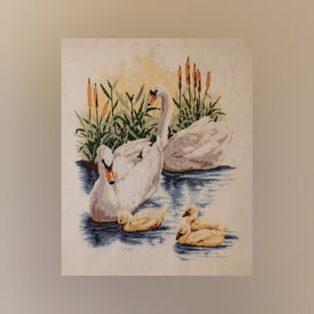 Textielkunst getiteld "Swans" door Cozy Corner, Origineel Kunstwerk, Borduurwerk Gemonteerd op Frame voor houten brancard