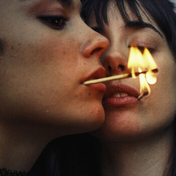 Photographie intitulée "Burn" par Cristina J. Rey, Œuvre d'art originale, Photographie numérique