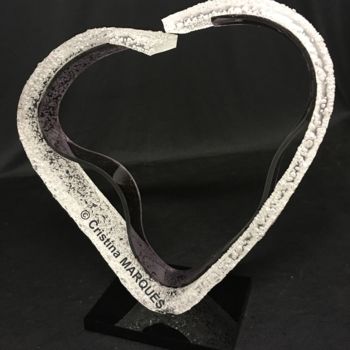 Sculpture titled "Coeur Mitigé" by Cristina Marquès, Original Artwork, Plastic