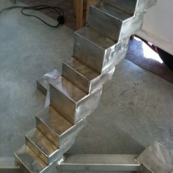 제목이 "stool staircase"인 조형물 Cristo Ash로, 원작