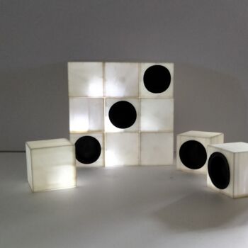 Sculpture titled "Oxo lucioles" by Cubeart Boitoart, Original Artwork, Plastic