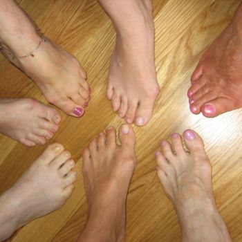 Photographie intitulée "Family Feet" par Cynthia Brown Yackenchick, Œuvre d'art originale