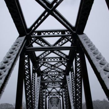 Photographie intitulée "Bridge in Montague" par Cynthia Brown Yackenchick, Œuvre d'art originale