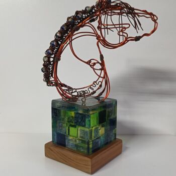 Скульптура под названием "Rubik" - Cynthia Saenz Sancho, Подлинное произведение искусства, Смола