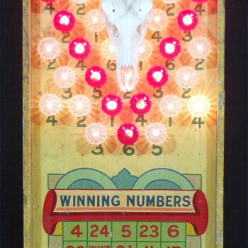 「Winning Numbers」というタイトルの彫刻 Dangerous Minds Artistsによって, オリジナルのアートワーク, 骨 ウッドパネルにマウント