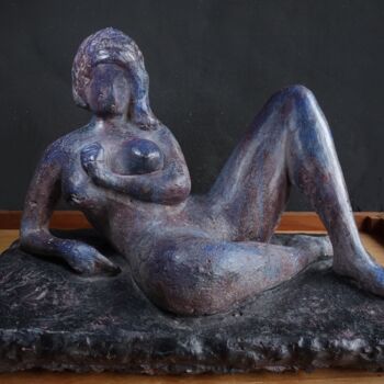 Sculpture intitulée "Reclining woman" par Daniel Gomez, Œuvre d'art originale, Béton