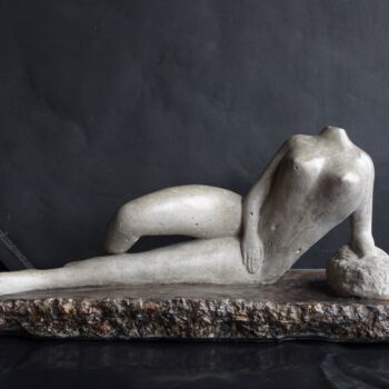 Скульптура под названием "Reclining woman 2" - Daniel Gomez, Подлинное произведение искусства, бетон