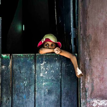 Photographie intitulée "Menina no portão" par Daniela Vignoli, Œuvre d'art originale, Photographie numérique