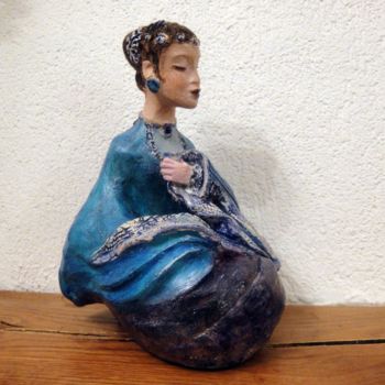 Escultura intitulada "Concubine à la tass…" por Danielle Benotto, Obras de arte originais, Terracota