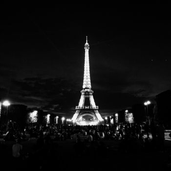 Photography titled "La Tour Eiffel le 6…" by Daria Ladnyuk, Original Artwork