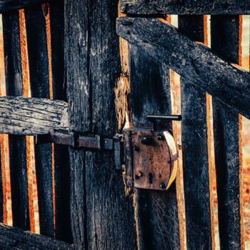 Fotografia intitulada "Rustic gate" por Dariusz Sobala, Obras de arte originais, Fotografia de filme