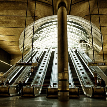 摄影 标题为“Canary wharf tube” 由David Page, 原创艺术品, 数码摄影