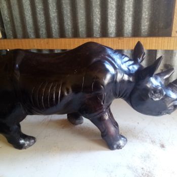 Skulptur mit dem Titel "Ebony Rhino" von Obed Omwange, Original-Kunstwerk, Holz