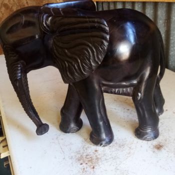 Скульптура под названием "Ebony Elephant smoo…" - Obed Omwange, Подлинное произведение искусства, Дерево