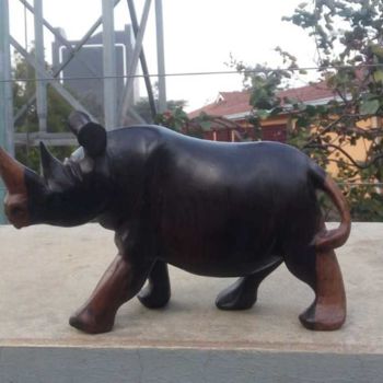 Skulptur mit dem Titel "Rosewood Rhino small" von Obed Omwange, Original-Kunstwerk, Holz