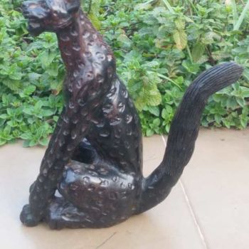 Skulptur mit dem Titel "Ebony sitting cheet…" von Obed Omwange, Original-Kunstwerk, Holz