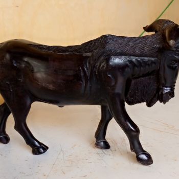 Sculptuur getiteld "Ebony wildbeast" door Obed Omwange, Origineel Kunstwerk, Hout