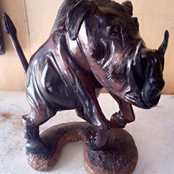 Sculptuur getiteld "Warthog on stand" door Obed Omwange, Origineel Kunstwerk, Hout