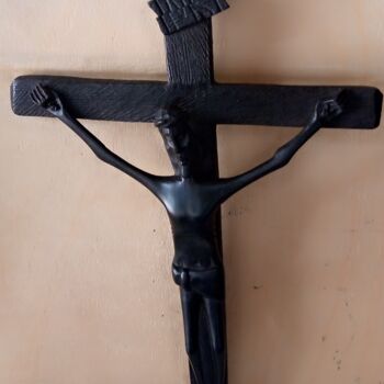 Skulptur mit dem Titel "Ebony crucifix" von Obed Omwange, Original-Kunstwerk, Holz