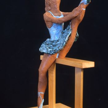Sculpture titled "Danzatrice con gamb…" by Vincenzo De Filippis, Original Artwork, Terra cotta