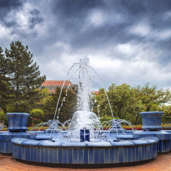 Photographie intitulée "Blue fountain" par Dejan Travica, Œuvre d'art originale, Photographie numérique