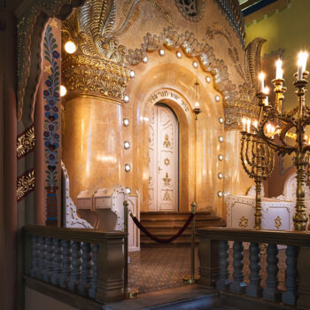 Photographie intitulée "Synagogue bimah sid…" par Dejan Travica, Œuvre d'art originale, Photographie numérique