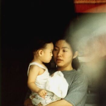 Φωτογραφία με τίτλο "femme et son enfant…" από Denis Jeanson, Αυθεντικά έργα τέχνης
