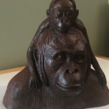 Sculpture intitulée "Maman Orang outan e…" par Denis Thebaudeau, Œuvre d'art originale, Terre cuite