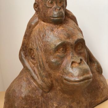 Sculpture titled "maman Orang outan e…" by Denis Thebaudeau, Original Artwork, Bronze